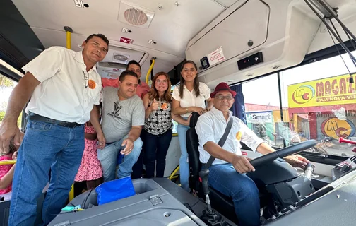 Prefeito Abdoral Melo dentro do ônibus