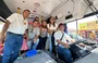 Prefeito Abdoral Melo dentro do ônibus