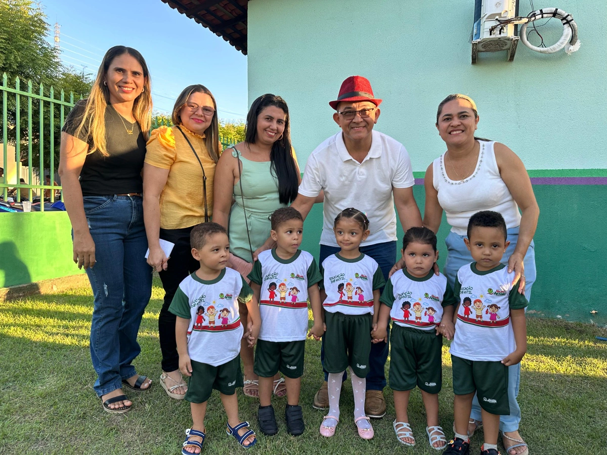 Prefeito Abdoral Melo entrega fardamento escolar