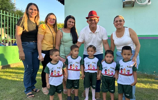 Prefeito Abdoral Melo entrega fardamento escolar