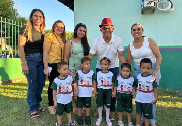 Prefeito Abdoral Melo entrega fardamento escolar
