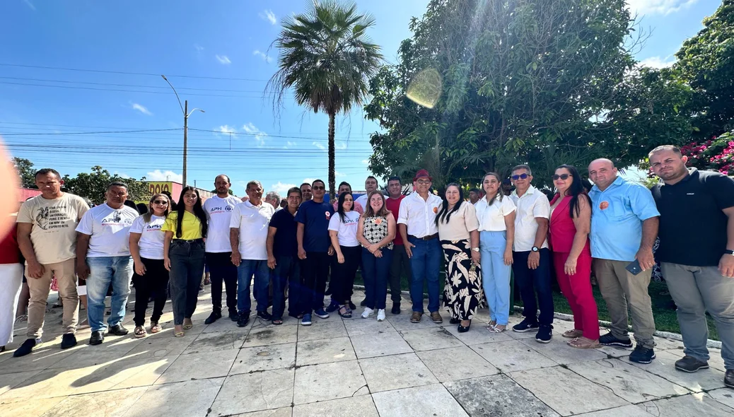 Prefeito Abdoral Melo entrega ônibus