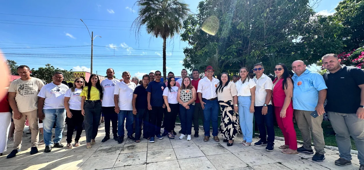 Prefeito Abdoral Melo entrega ônibus