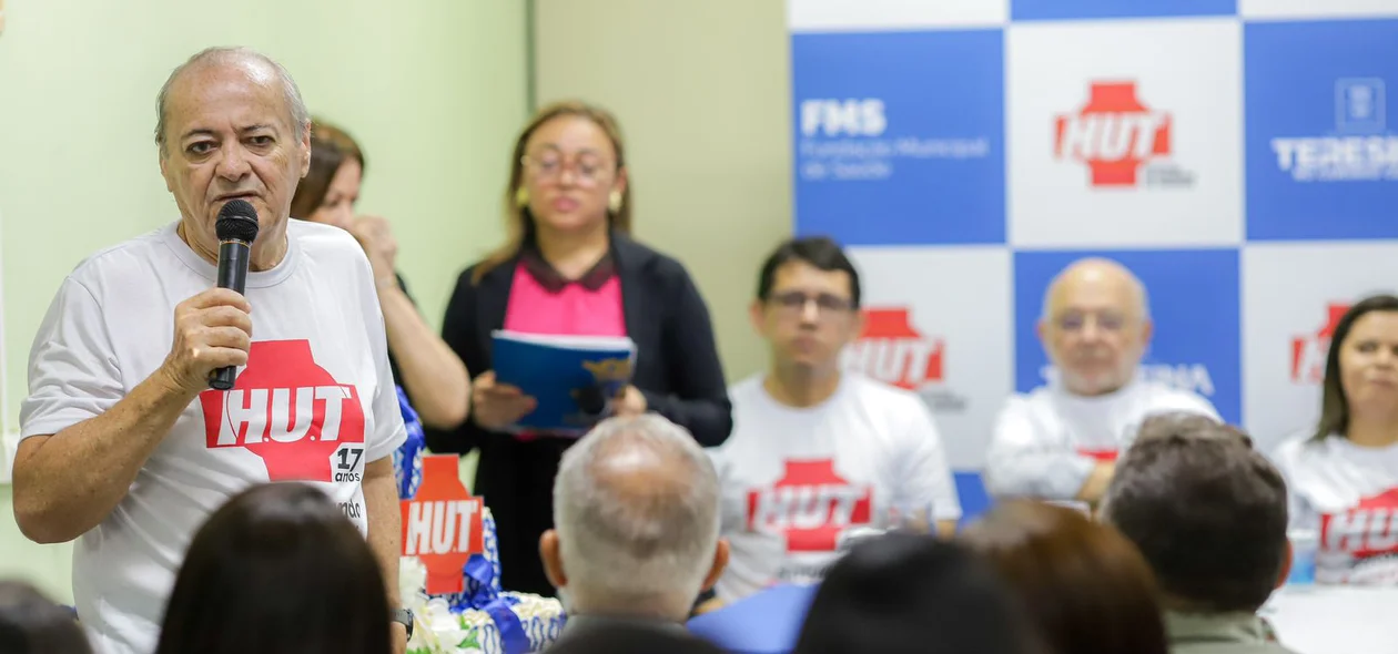 Prefeito de Sílvio Mendes no Hospital de Urgência de Teresina