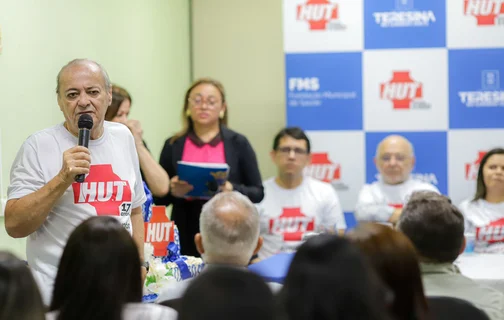 Prefeito de Sílvio Mendes no Hospital de Urgência de Teresina