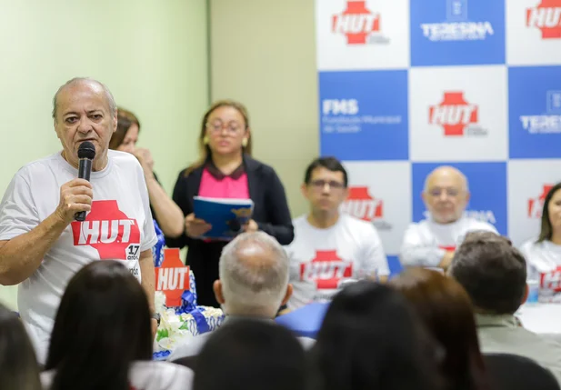 Prefeito de Sílvio Mendes no Hospital de Urgência de Teresina