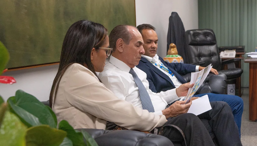 Prefeito e deputado discutindo investimentos em José de Freitas