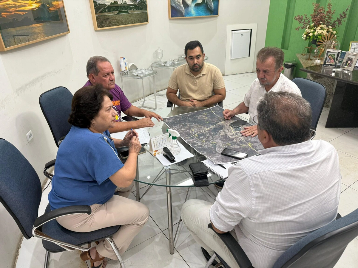 Prefeito Joãozinho Félix em reunião para tratar dos trâmites do início da construção