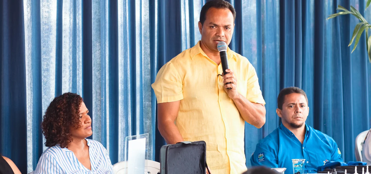 Prefeito Pedro Gomes discursando