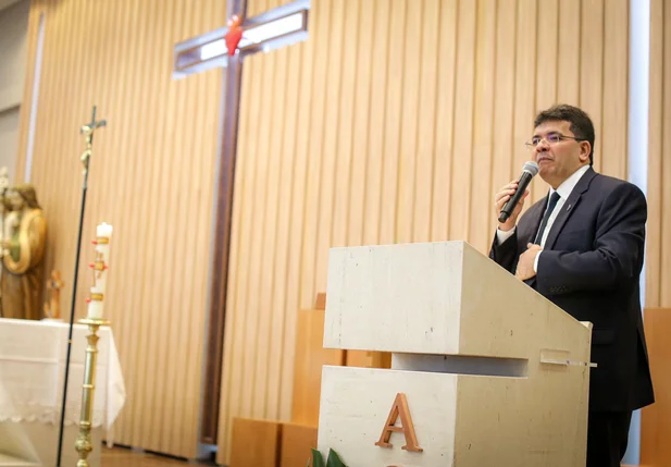 Rafael Fonteles durante Missa de Ação de Graças por seu aniversário