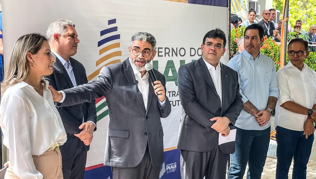 Rafael Fonteles e o secretário de Estado da Saúde, Antônio Luiz, realizaram a entrega