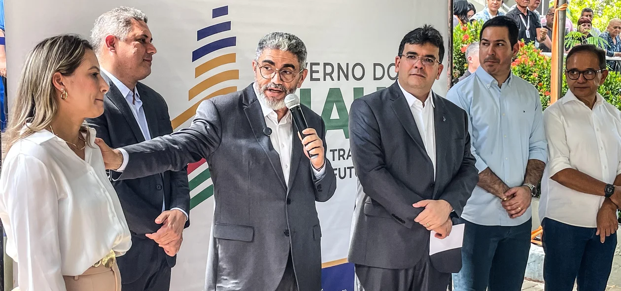 Rafael Fonteles e o secretário de Estado da Saúde, Antônio Luiz, realizaram a entrega