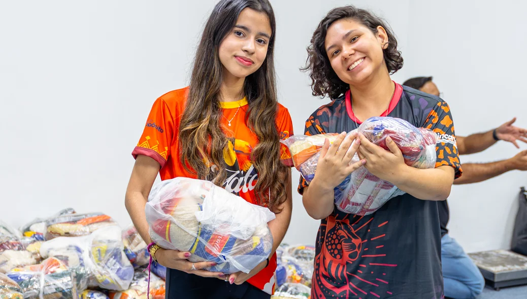 Representantes das turmas celebram o resultado da arrecadação: mais de 13 toneladas de alimentos doados