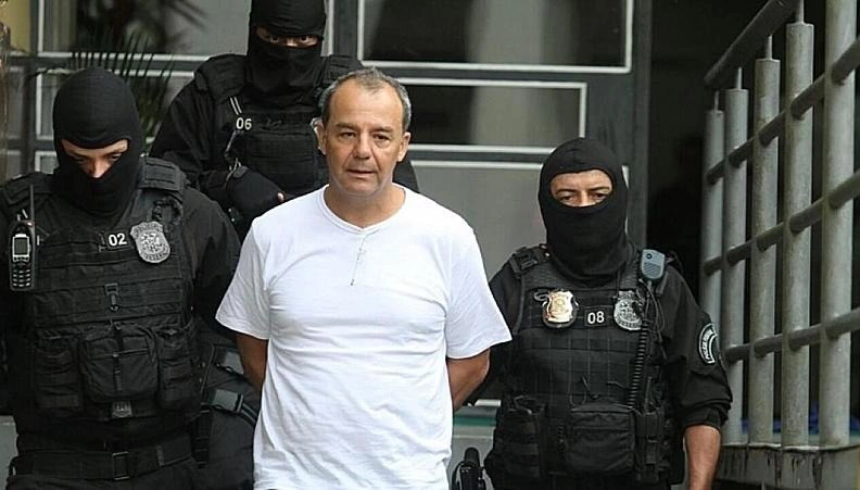 Sérgio Cabral é acusado de cobrar propinas de cinco por cento em grandes contratos