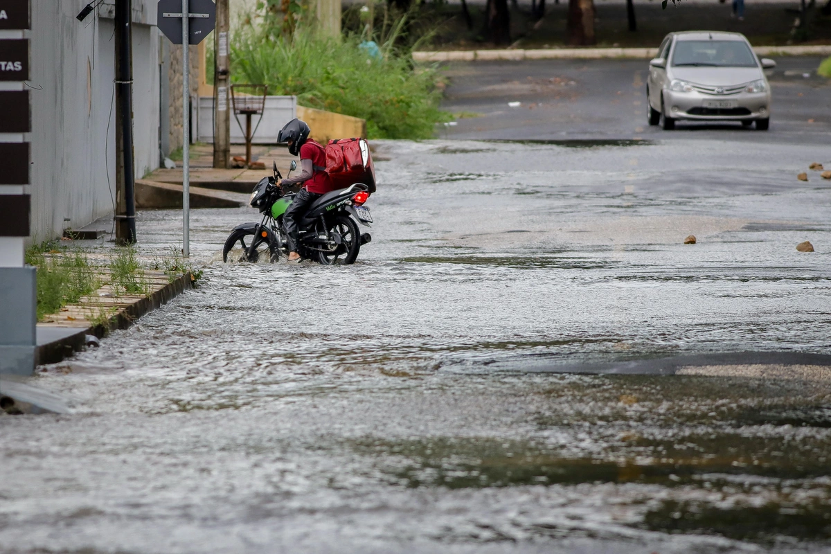 Rua alagada na zona leste da capital