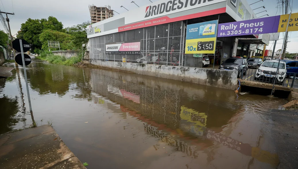Rua alagada na zona leste de Teresina