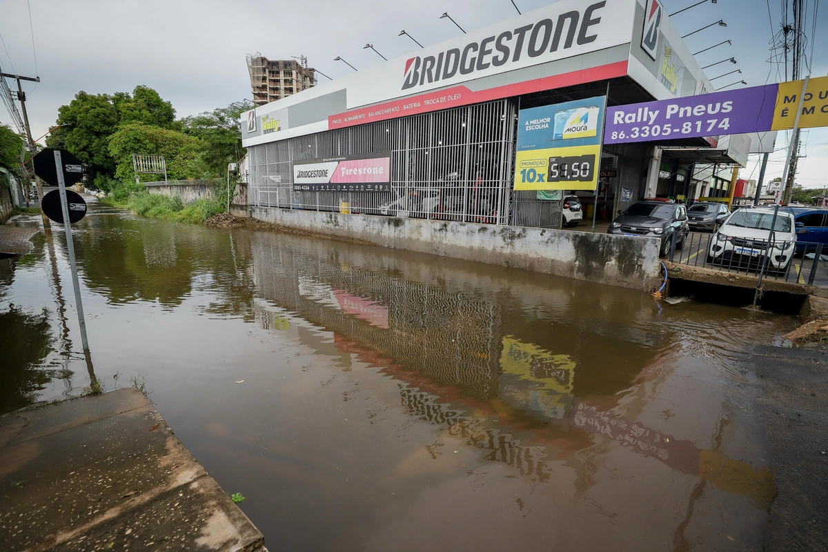 Rua alagada na zona leste de Teresina
