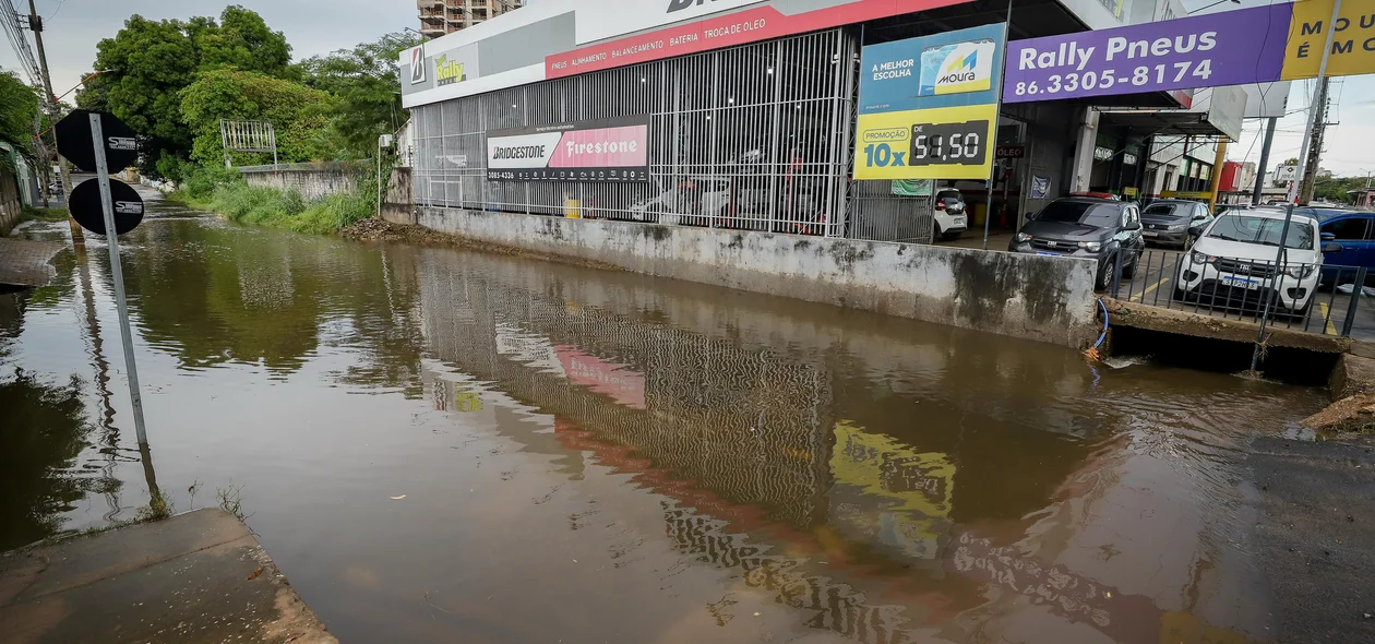 Rua alagada na zona leste de Teresina