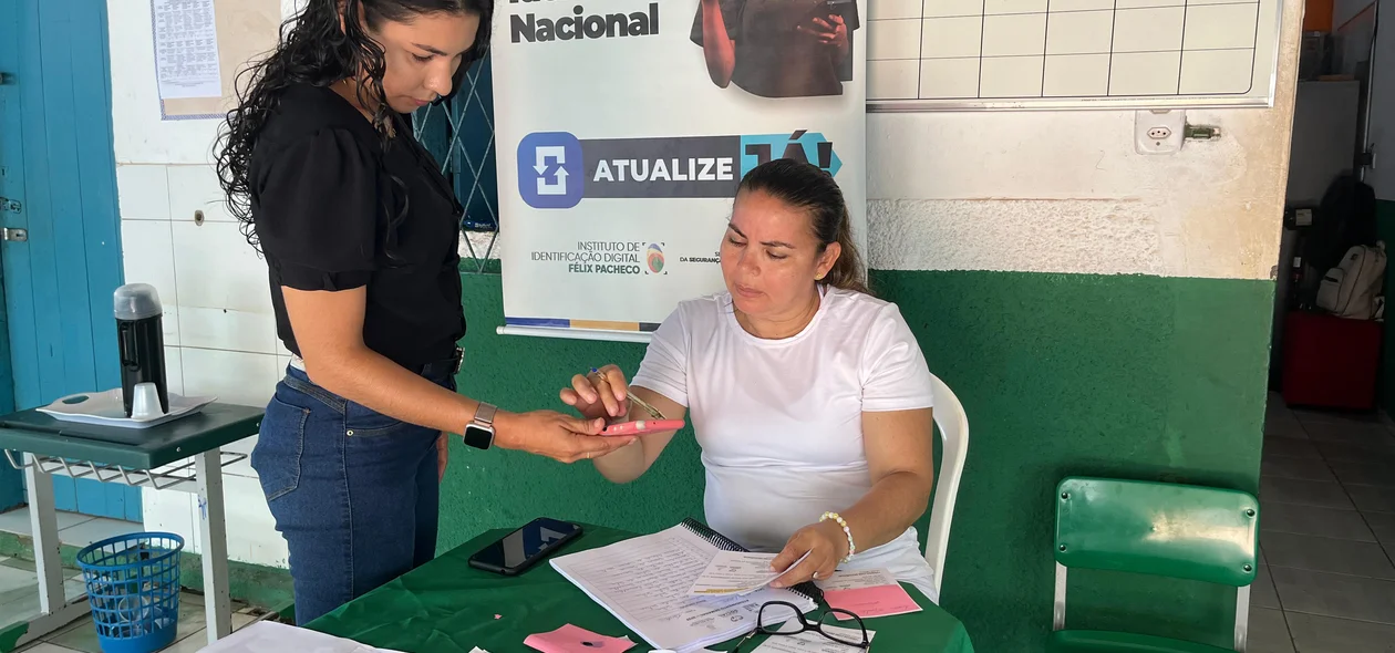 Secretaria realizando o atendimento dos moradores
