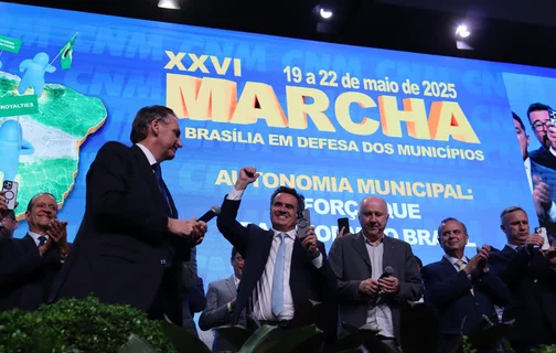 Senador Ciro Nogueira e Jair Bolsonaro discursam na Marcha dos Prefeitos