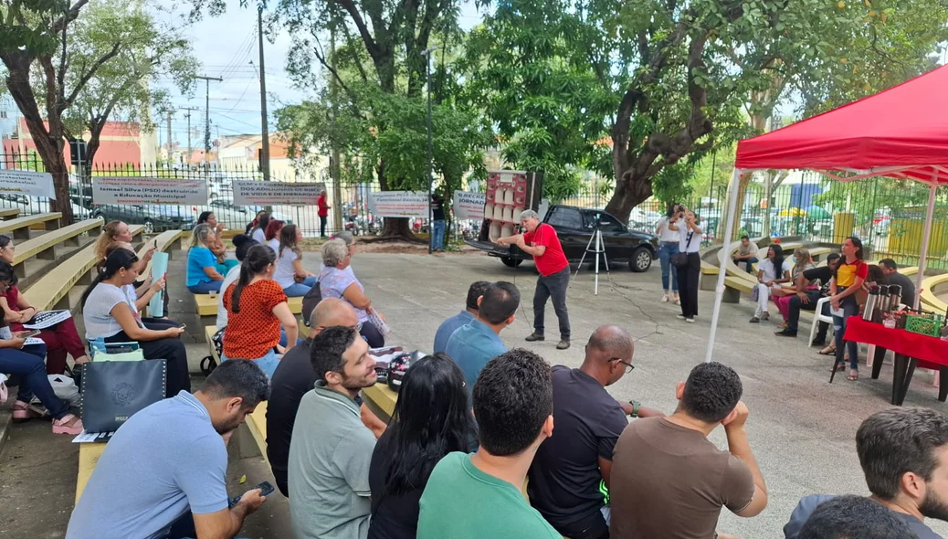 Servidores municipais reunidos