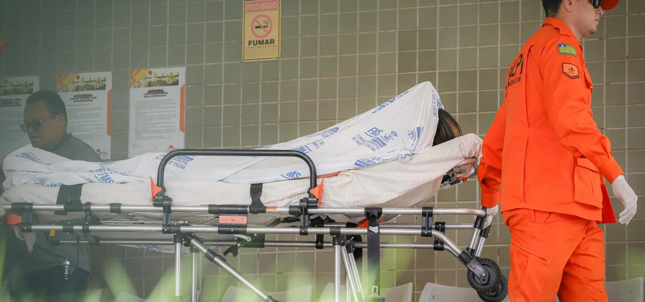 Tatiana Medeiros sendo transferida de hospital