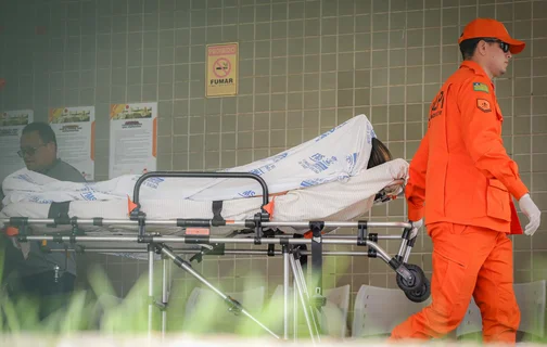 Tatiana Medeiros sendo transferida de hospital