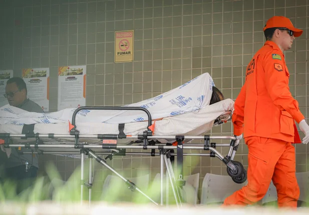 Tatiana Medeiros sendo transferida de hospital
