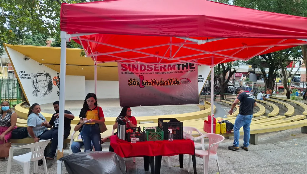 Trabalhadores se reuniram na Praça da Bandeira