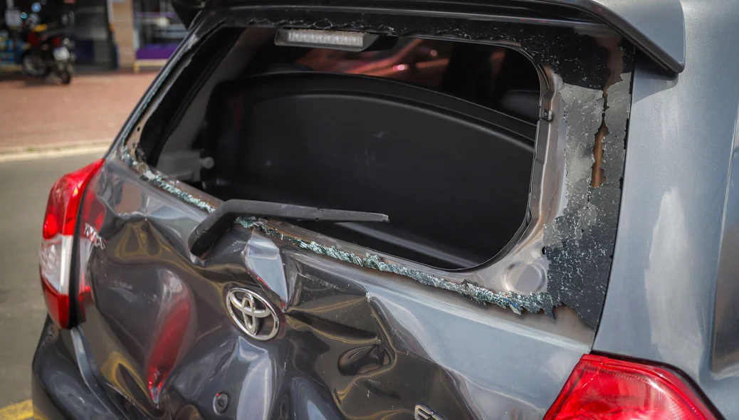 Traseira do Etios ficou destruída
