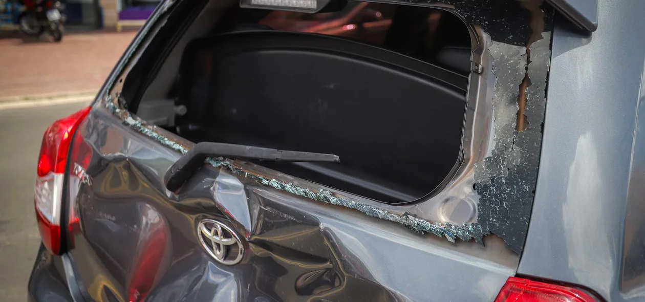 Traseira do Etios ficou destruída