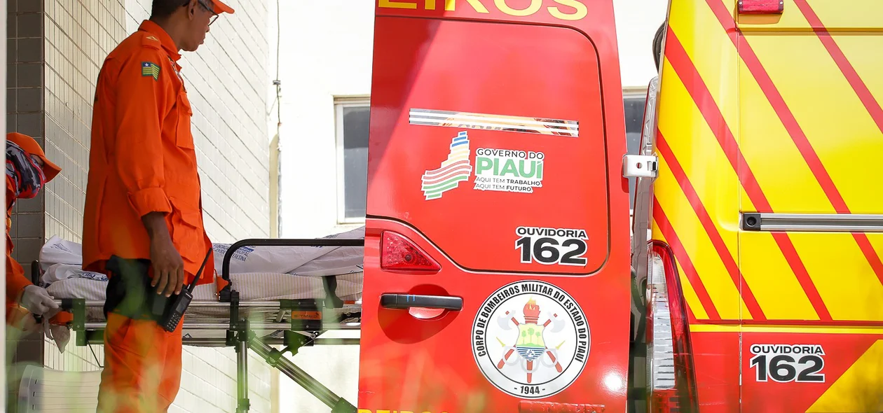 Vereadora sendo transportada em maca