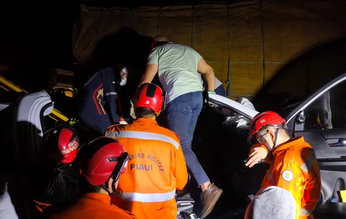 Acidente entre Hilux e caminhão deixa duas pessoas gravemente feridas na BR 316 em Picos