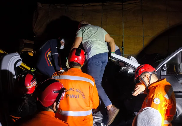 Acidente entre Hilux e caminhão deixa duas pessoas gravemente feridas na BR 316 em Picos