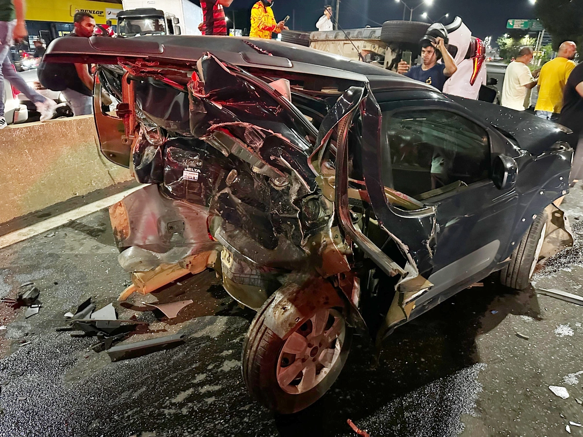 Acidente na BR 316 deixou carro totalmente destruído