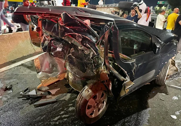 Acidente na BR 316 deixou carro totalmente destruído