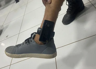 Acusado utilizava tornozeleira eletrônica, quando foi preso pela PM