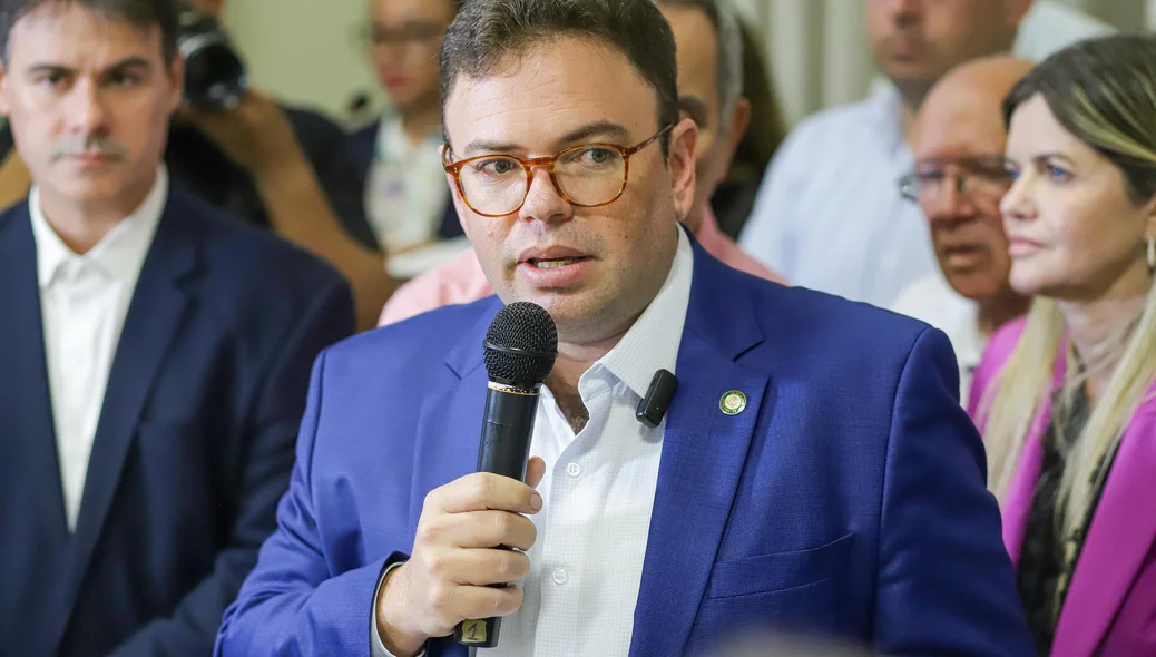Aluísio Sampaio discursando