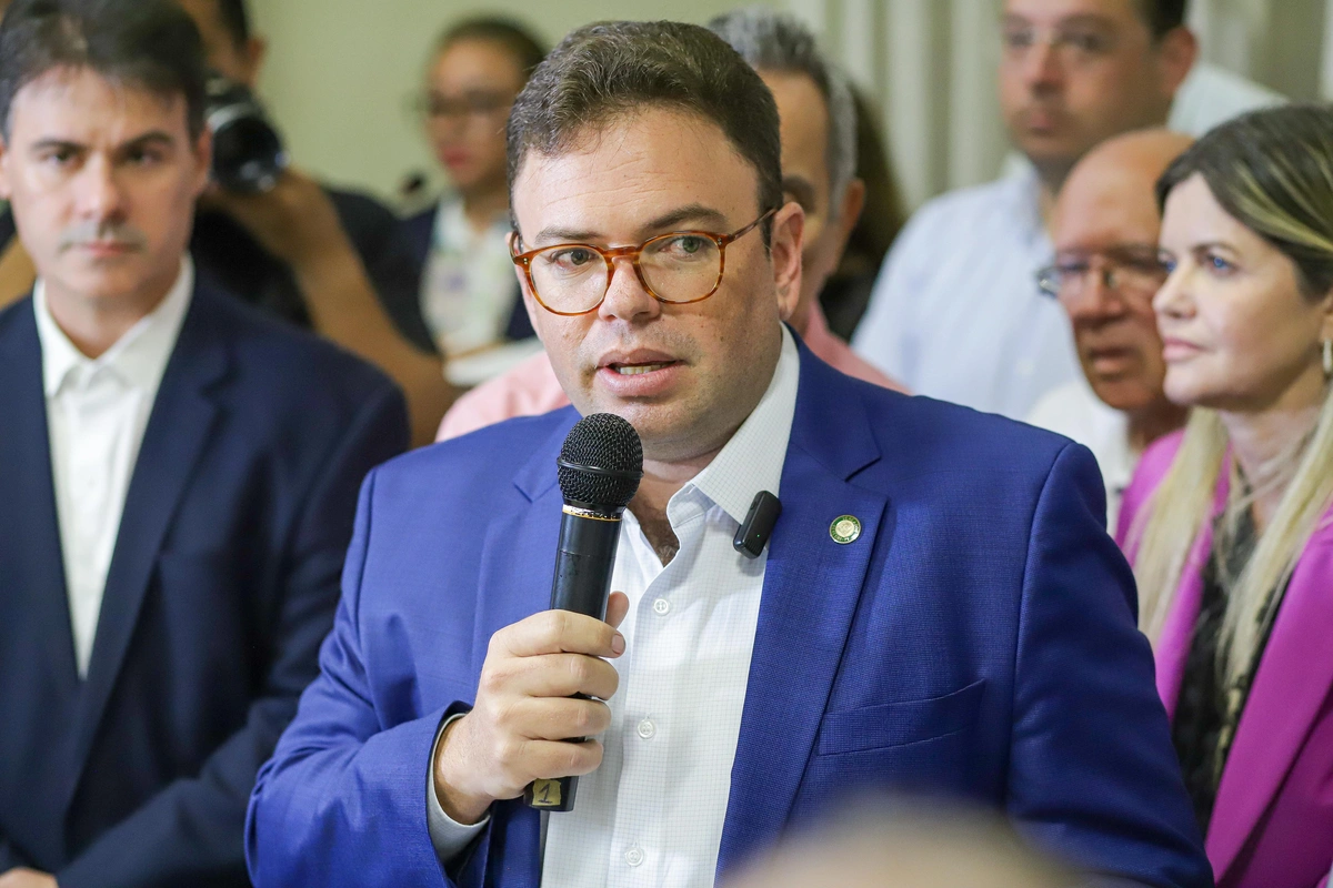 Aluísio Sampaio discursando