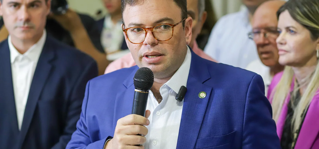 Aluísio Sampaio discursando