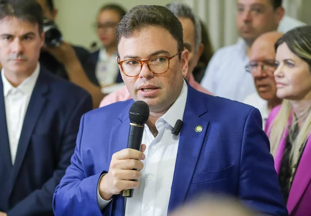 Aluísio Sampaio discursando