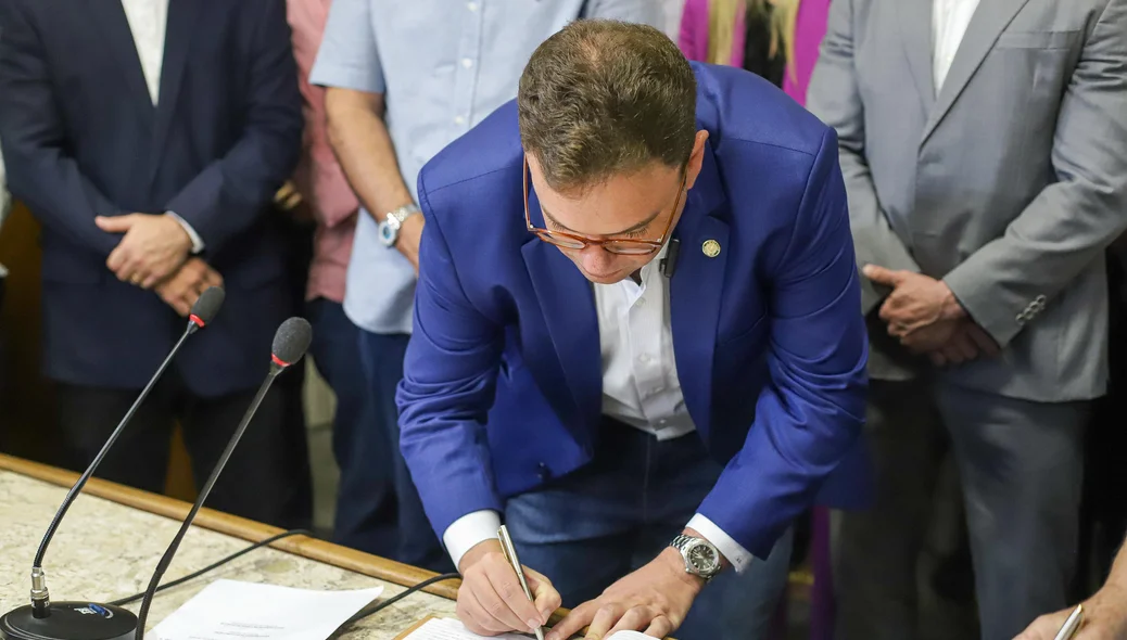 Aluísio Sampaio sendo empossado