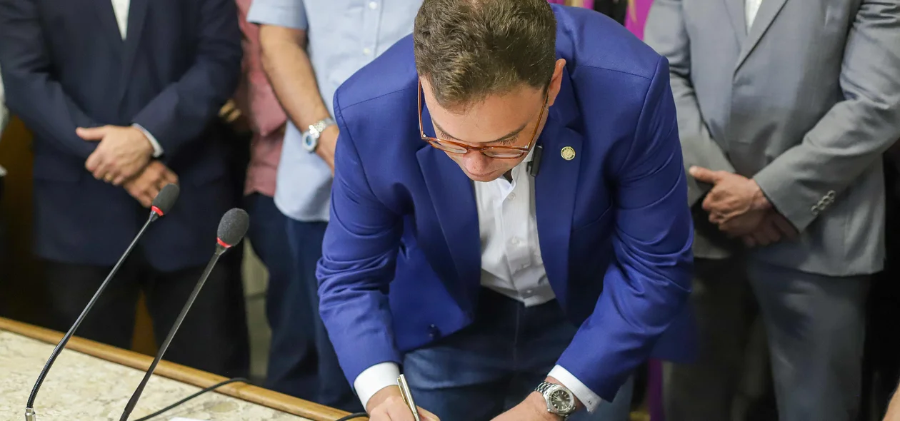 Aluísio Sampaio sendo empossado