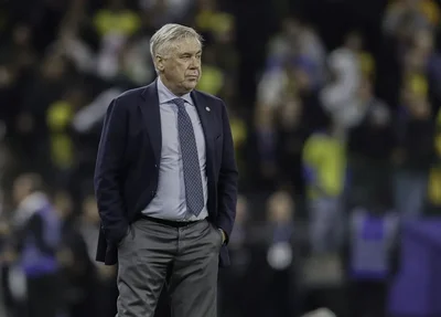 Ancelotti durante vitória do Brasil sobre o Paraguai