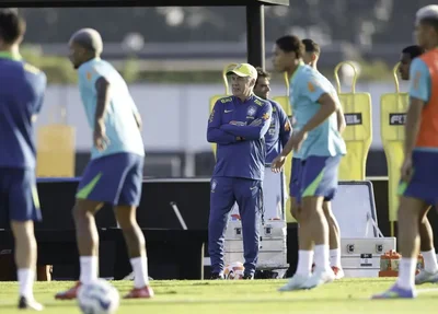 Ancelotti observa o treino da Seleção Brasileira