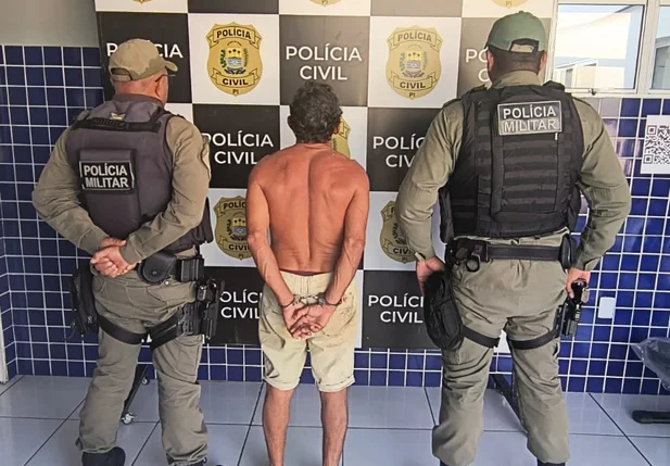 Após diligências na região, os policiais localizaram o investigado em sua própria residência.