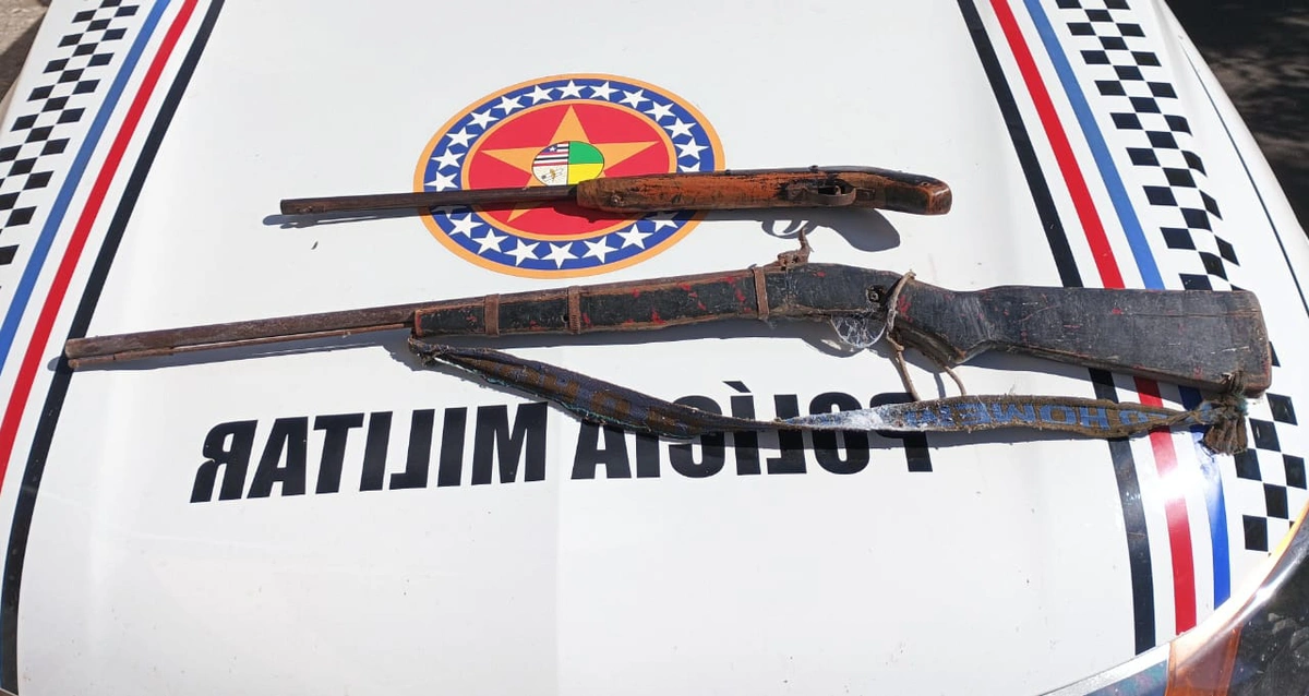 Armas de fabricação caseira foram encontradas com o acusado