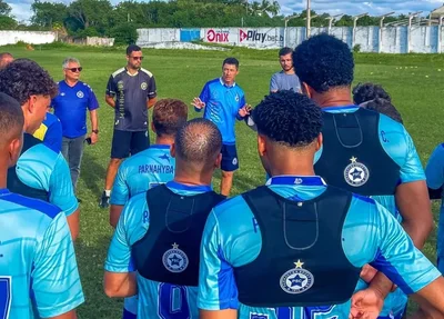 Betinho Nascimento conversando com os jogadores do Parnahyba