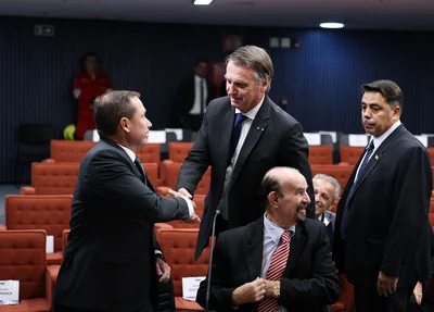 Bolsonaro cumprimentando Mauro Cid