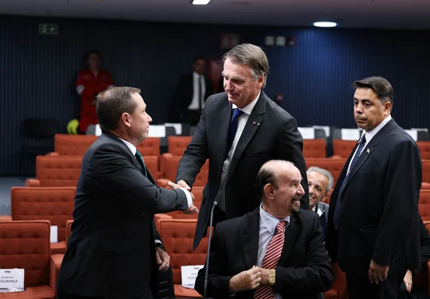 Bolsonaro cumprimentando Mauro Cid